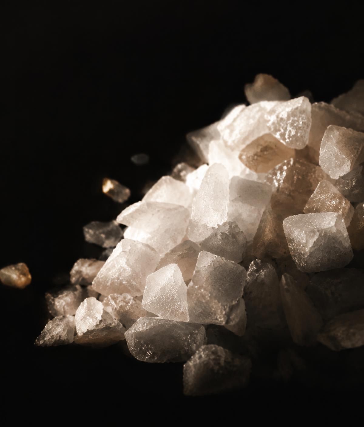 Macro of white high-purity magnesium salt crystals